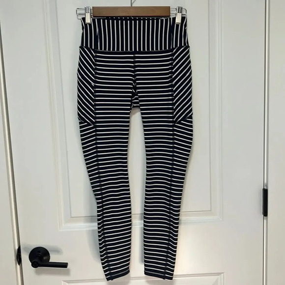 Athleta Women’s Stripe Contender 7/8 Tight In Powerlift Blue and white Capri XS - Picture 2 of 10